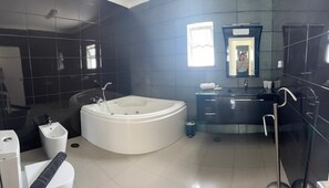 Dusche, Whirlpool, Haartrockner, Bidet