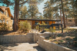 Property grounds - Bear Paw Cabin - Walk to Village & Lake, Fireplace, Patio, Pet Friendly (Big Bear Lake)
