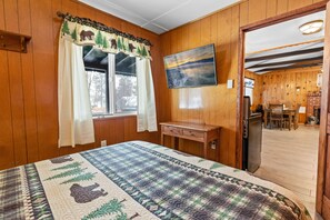 2 bedrooms, free WiFi, bed sheets - Bear Paw Cabin - Walk to Village & Lake, Fireplace, Patio, Pet Friendly (Big Bear Lake)