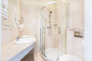 Classic Quadruple Room | Bilik Mandi | Kelengkapan dandanan diri percuma, pengering rambut, tuala disediakan 