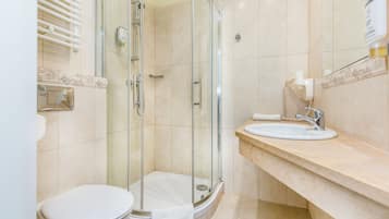 Kostenlose Toilettenartikel, Haartrockner, Handtücher, Toilettenpapier