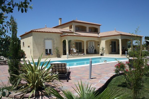 Alberca al aire libre y alberca climatizada