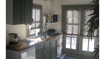 Een microgolfoven, een oven, een kookplaat