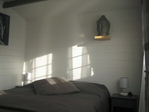 2 bedrooms, bed sheets