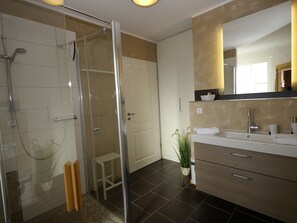 Een douche, een haardroger, handdoeken, zeep