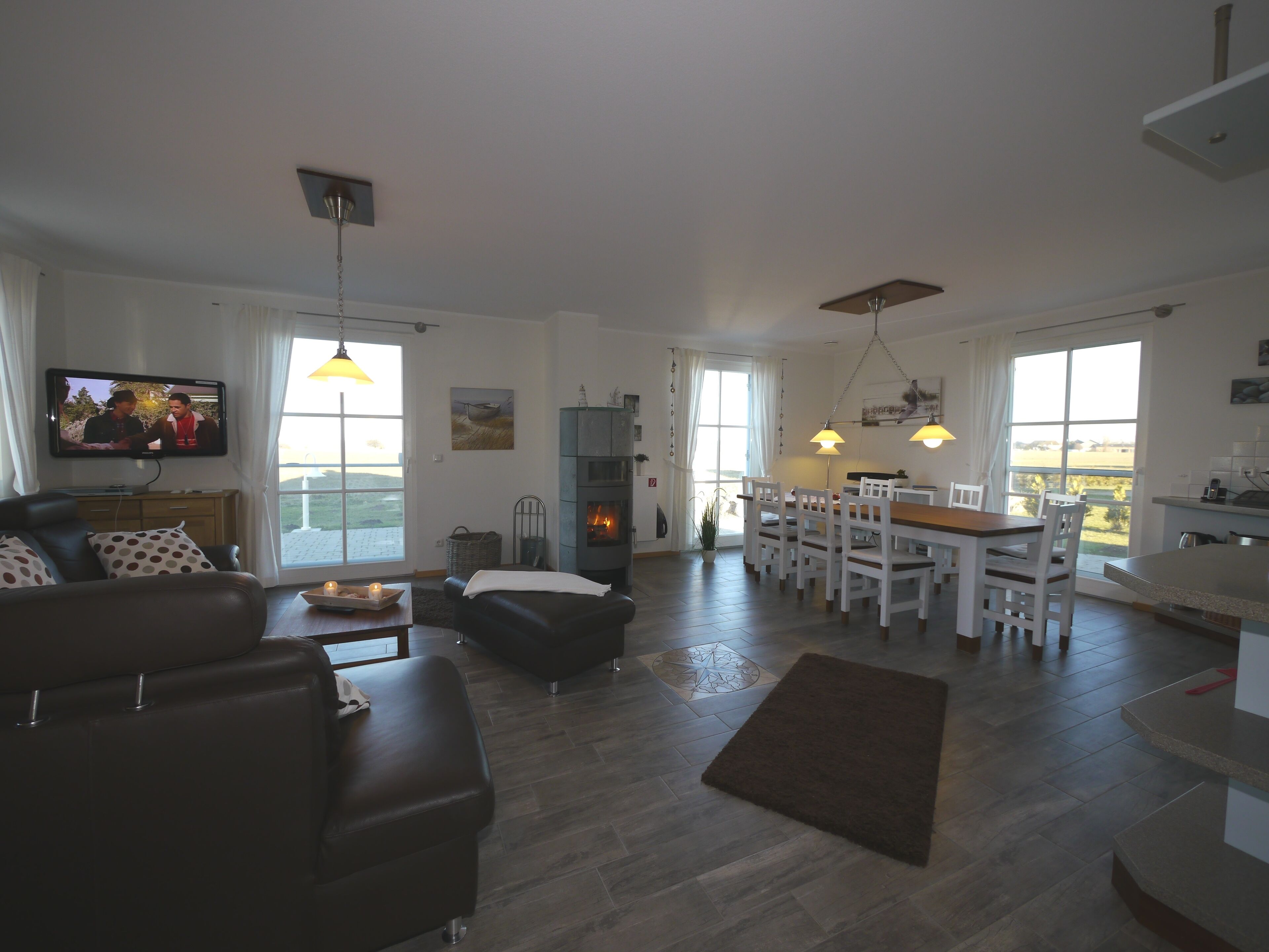 Fernseher, Kamin, DVD-Player, Bücher