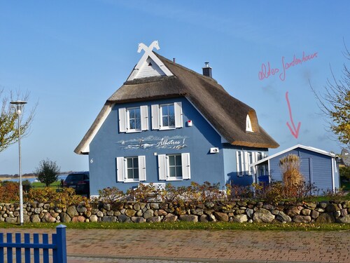 Albatros I***** - Exclusive thatched house on the waterfront