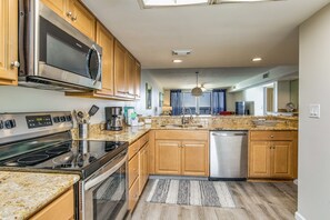 Refrigerador, microondas, horno y parrilla de estufa 