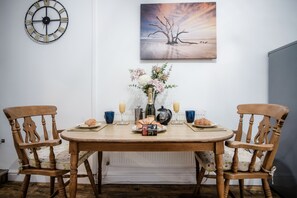 Comfort-lejlighed | Privat køkken | Køleskab/fryser i fuld størrelse, mikrobølgeovn, ovn, kogeplade