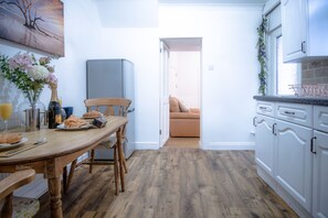 Comfort Apartment | Private kitchen | Full-size fridge, microwave, oven, stovetop - Langland Road - 1 Bedroom - Mumbles (Swansea)