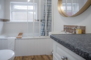 Comfort Apartment | Bathroom | Hair dryer, towels - Langland Road - 1 Bedroom - Mumbles (Swansea)