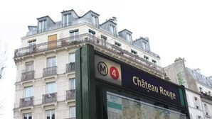 Segnaletica di una stazione della metropolitana, 'Chateau Rouge', con mappa e simbolo della metropolitana.