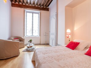 A bedroom with a bed, a chair, a small table with a plant, and a window. - BSH - Beaune Rousseau - Parking included (Beaune)