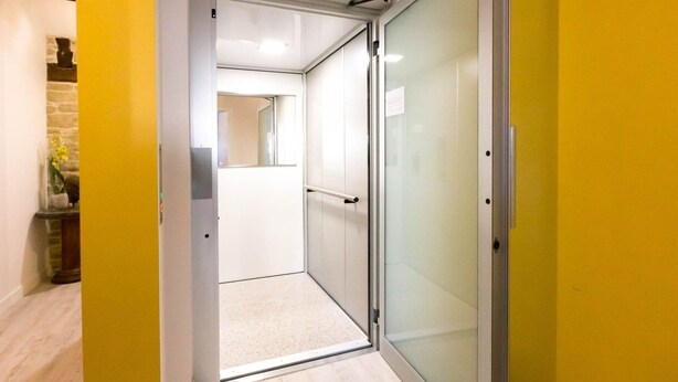 A hallway with a glass door leading to a room. - BSH - Beaune Rousseau - Parking included (Beaune)