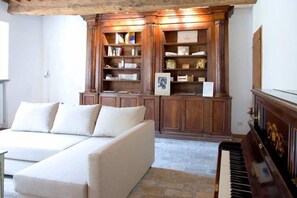 Fernseher, Kamin, DVD-Player, Tischtennisplatte