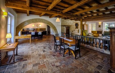 Large country house with private swimming pool and tennis court, 12 hectares