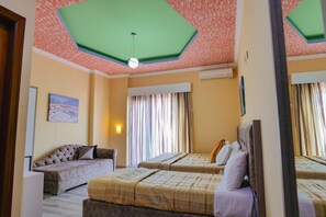 Triple Room with Extra Bed and Balcony | Dundyner, skrivebord, lydisolert og wi-fi (inkludert)