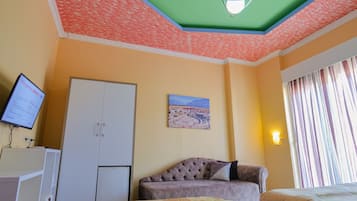 Habitació triple | Cobrellits, wifi gratuïta i roba de llit