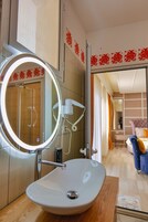 Quarto triplo | Banheiro | Chuveiro, secador de cabelo, chinelos, toalhas de banho