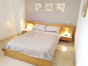 2 chambres, coffres-forts dans les chambres, fer et planche à repasser