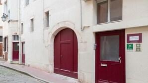 A building with a red door and a plaque indicating it is a 'Sweet Home' with amenities like a gym and a pool. - BSH - Beaune Saint Etienne - Parking included (Beaune)
