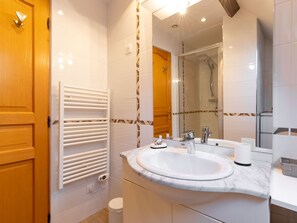 Douche, sèche-cheveux, serviettes fournies