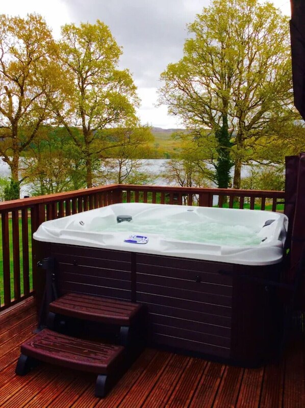 Outdoor spa tub - Elevated Loch View Cabin with WiFi, Electric Hot Tub and Mountain Views (Dalavich)