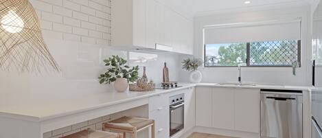 ثلاجة، ميكروويف، فرن، موقد طهي مسطح