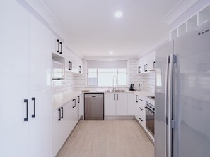 Refrigerador, microondas, horno y parrilla de estufa 