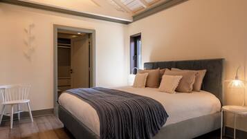 6 bedrooms, in-room safe, desk, iron/ironing board