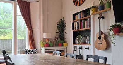 City Centre 2 Bed, 2 Bath Apt | Parking | Garden | Smart TV | Wifi