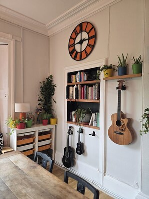 Interior - City Centre 2 Bed, 2 Bath Apt | Parking | Garden | Smart TV | Wifi
 (Exeter)