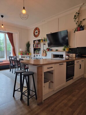 Réfrigérateur, four à micro-ondes, un four, surface de cuisson