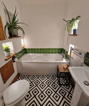 Hair dryer, towels - City Centre 2 Bed, 2 Bath Apt | Parking | Garden | Smart TV | Wifi
 (Exeter)