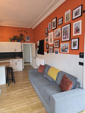 TV, fireplace, books - Spacious 2 Bed/Bath Central Apt, Parking & Garden (Exeter)