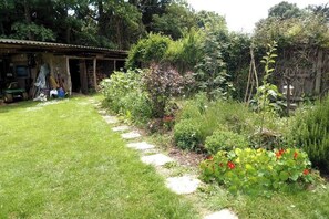 Property grounds - Spacious 2 Bed/Bath Central Apt, Parking & Garden (Exeter)