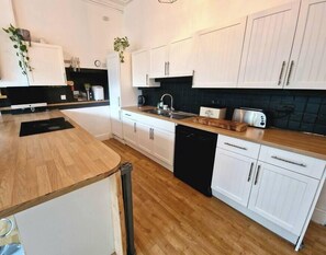 Fridge, microwave, oven, stovetop - Spacious 2 Bed/Bath Central Apt, Parking & Garden (Exeter)