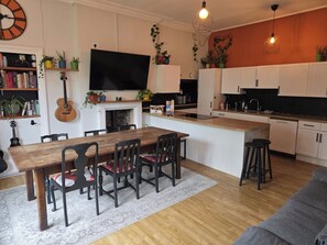 Interior - City Centre 2 Bed, 2 Bath Apt | Parking | Garden | Smart TV | Wifi
 (Exeter)