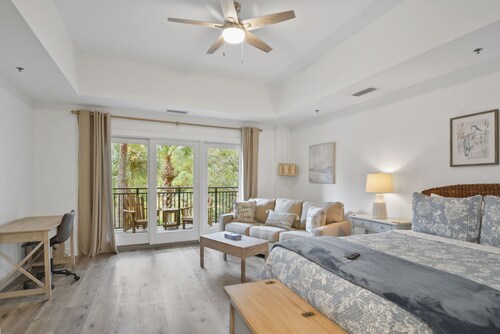 Salt Therapy! Large Studio Unit w/ extra bedroom