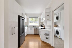 Fridge, microwave, oven, stovetop - Lemon & Myrtle Cottage - Stunning and Cosy Accommodation (Myrtleford)