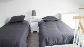 2 slaapkamers, een strijkplank/strijkijzer, reisbedje, gratis wifi