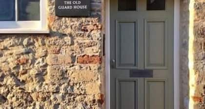 Stylish two bed flat, city centre, free parking