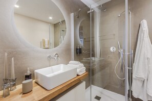 Bruser, hårtørrer, bidet, håndklæder
