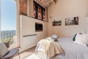 6 bedrooms, in-room safe, travel crib, free WiFi - VILLA GIOMA-Charming rustic just restored with private panoramic infinity pool (Lucca)