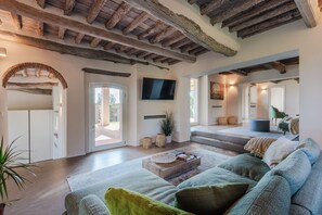 Smart-TV, Kamin, Bücher, Stereoanlage