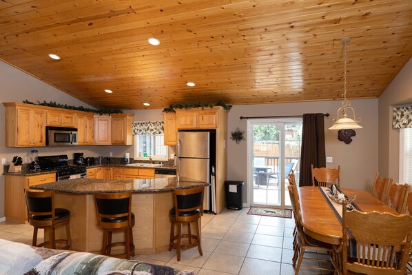 ثلاجة، ميكروويف، فرن، موقد طهي مسطح