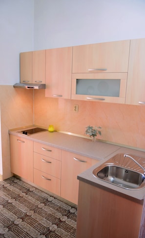Fridge, stovetop, coffee/tea maker, electric kettle