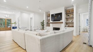 Smart TV, chimenea, futbolito y tenis de mesa 