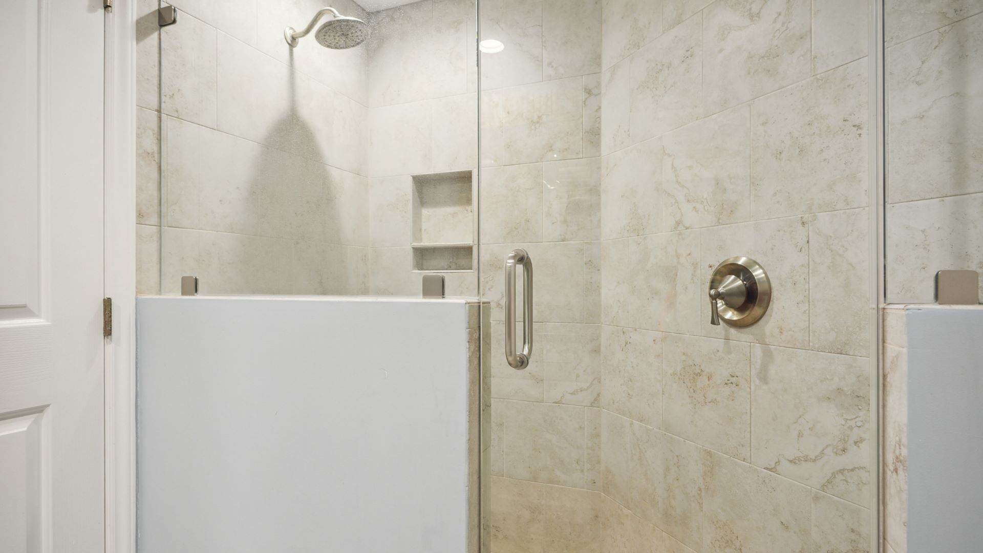 Un baño moderno con ducha, inodoro y lavamanos.