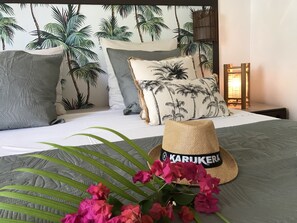 1 غرفة نوم وخزنة داخل الغرفة ومكتب ومكواة/لوح كي